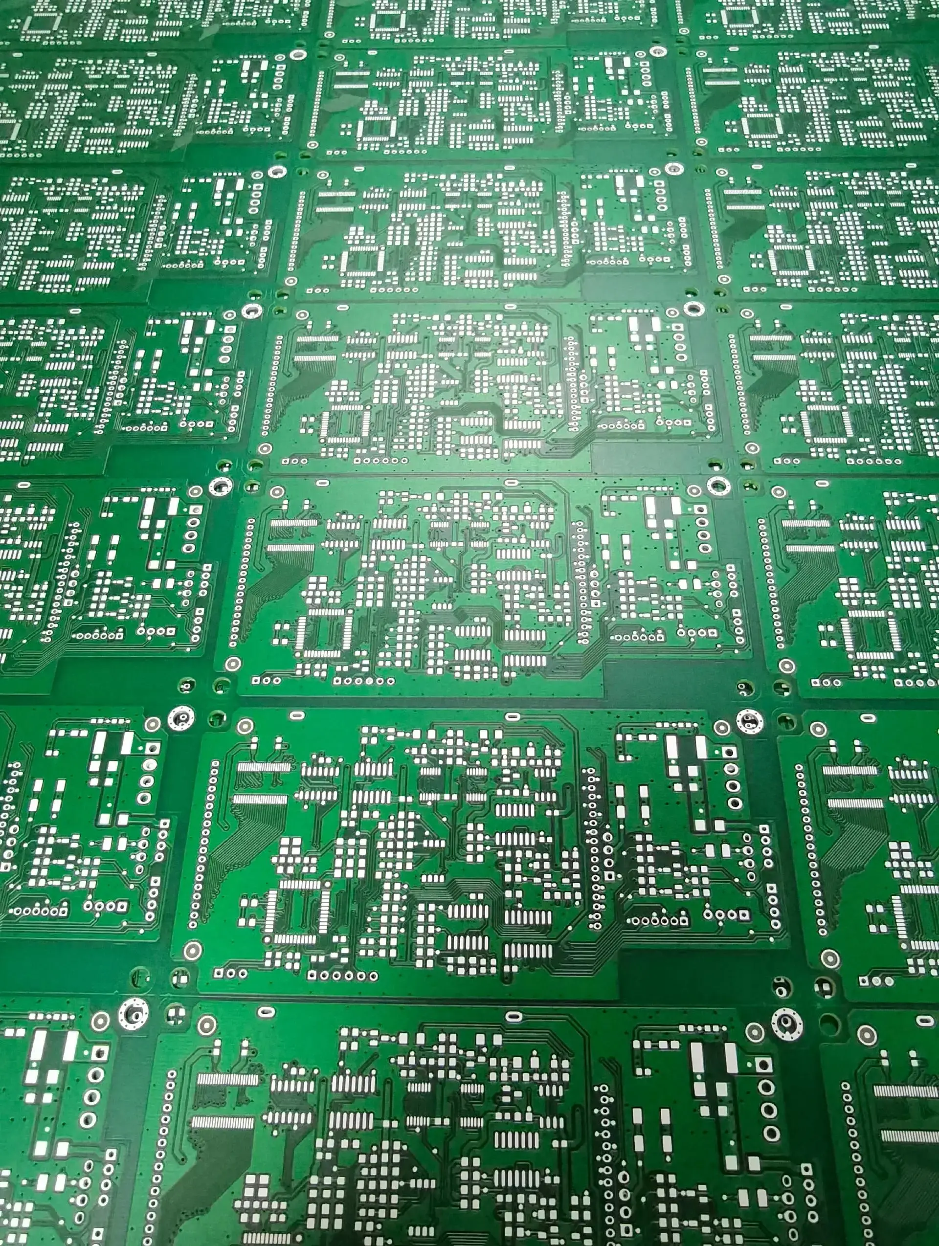 Legend Printing on Dark Solder Mask: A Guide to Ink Color and Stencil Parameter Selection